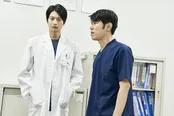 【写真を見る】医学者の鈴木哲郎を演じる向井理と外科医役の原田泰造