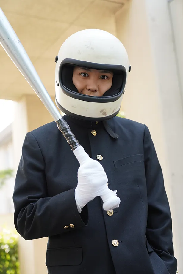 【写真を見る】“ヘルメット男”に扮する須賀健太！薄汚れたヘルメットをかぶり、金属バットを手に…須賀くん、目が“イっちゃってる”よ!!