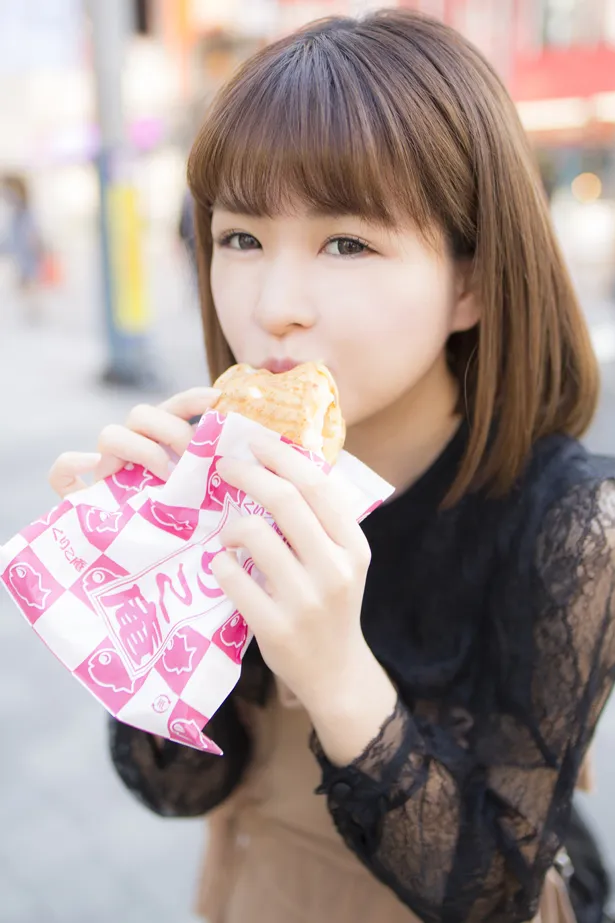 【写真を見る】たい焼きを食べて、ご機嫌の美少女！