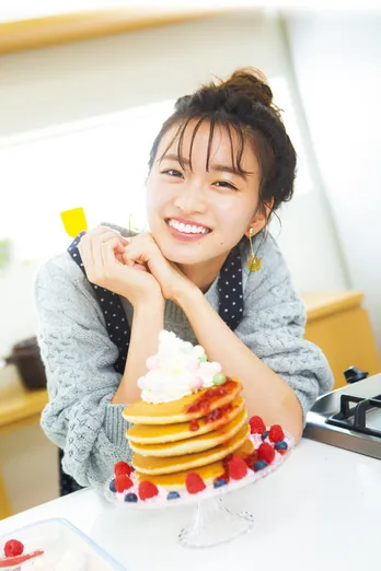 エプロン姿がキュート!岡崎紗絵“愛情たっぷり”スイーツ作りに歓喜