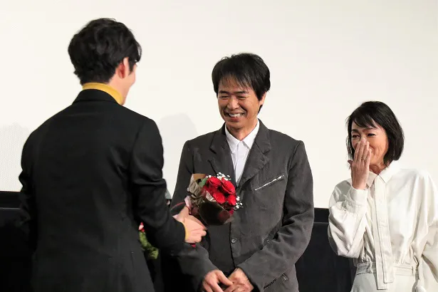 【写真を見る】この日は「勤労感謝の日」ということで、岡田将生(左)から時任三郎(中央)と財前直見(右)にサプライズが