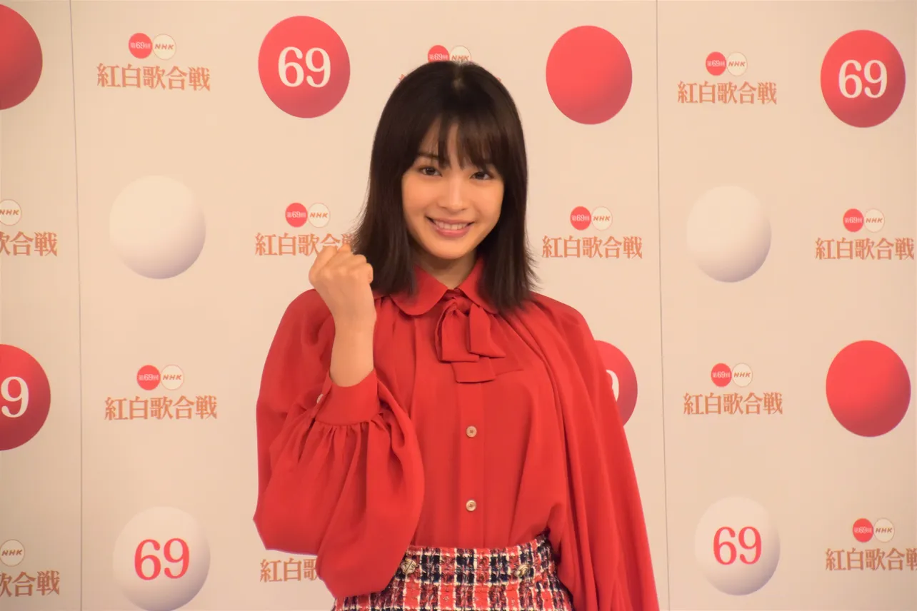 初出演で、紅組司会に抜擢された広瀬すず