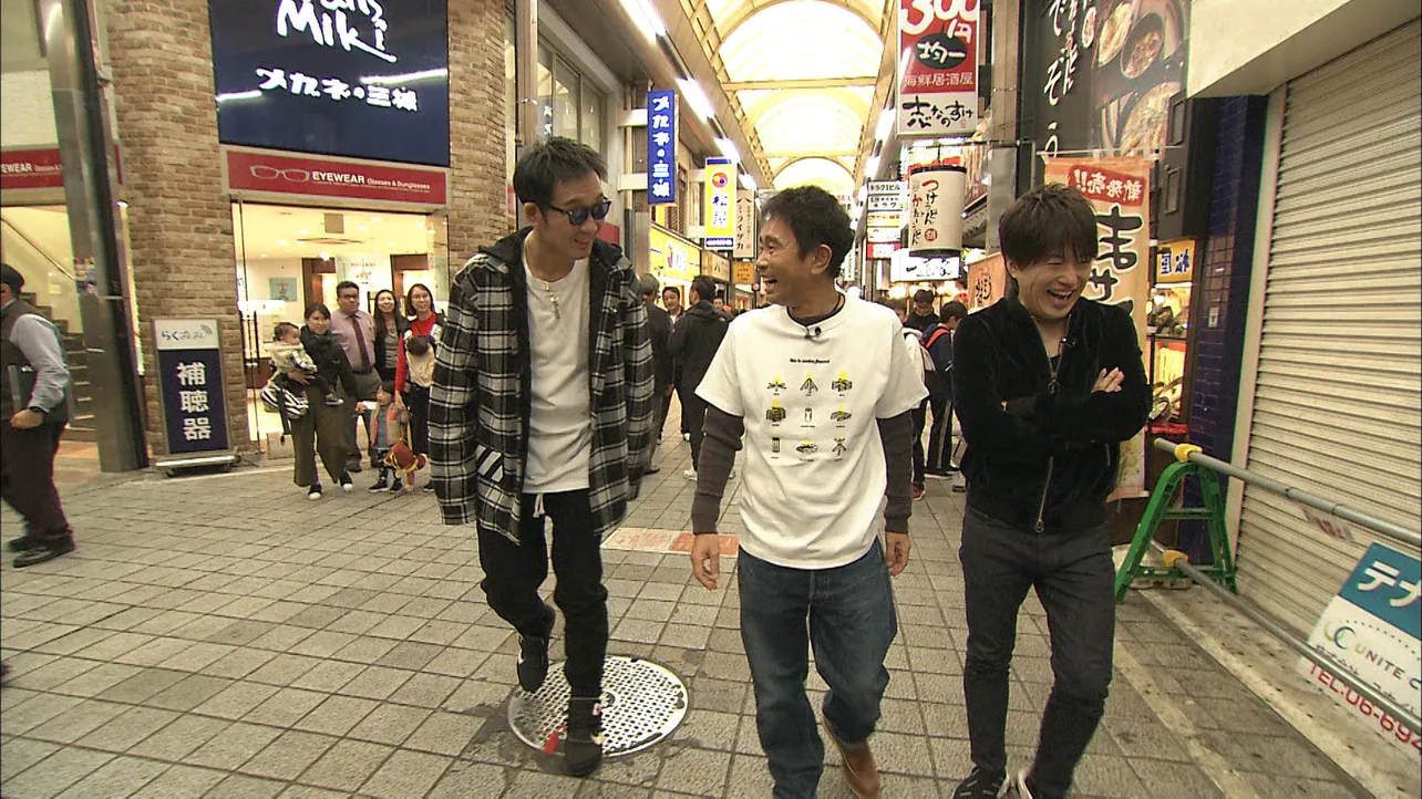 コブクロの2人が初めて出会いライブを重ねたという大阪・堺東の堺銀座通り商店街でライブを行う