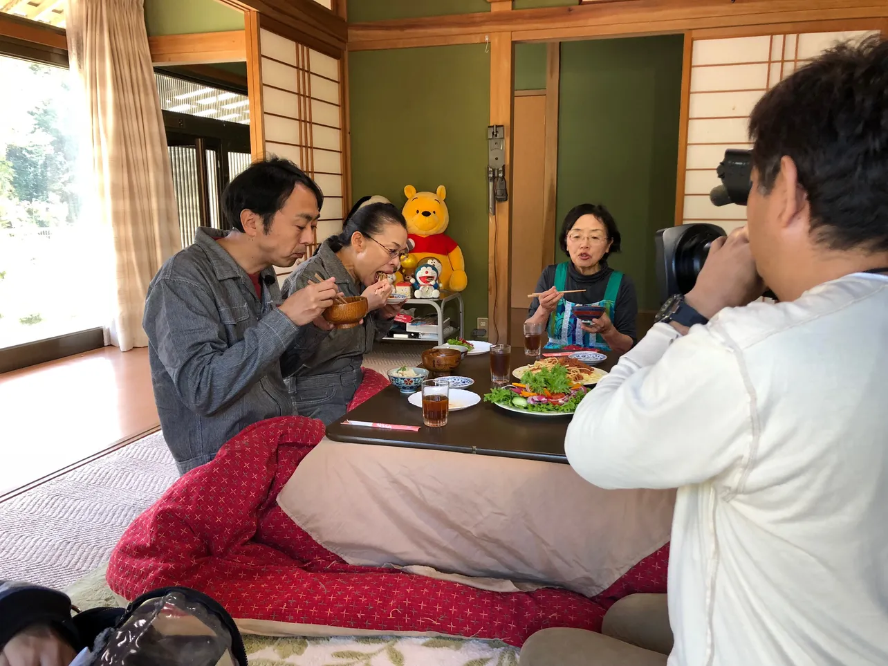 【写真を見る】やっぱり母親似!?　アンガ・田中の実家で母と一緒に食卓を囲む