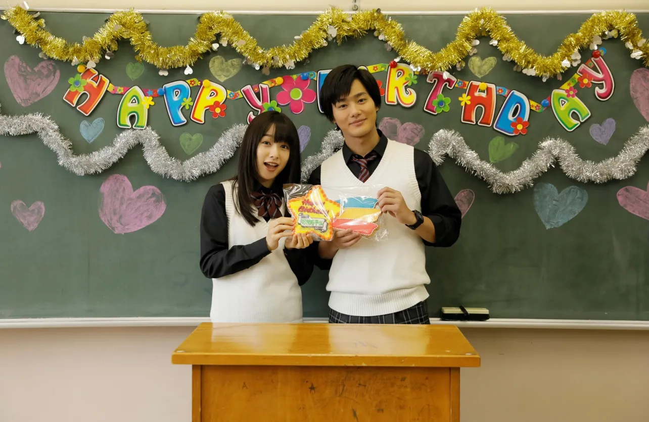 「僕の初恋をキミに捧ぐ」で主演する野村周平(右)が11月14日に誕生日を迎えた