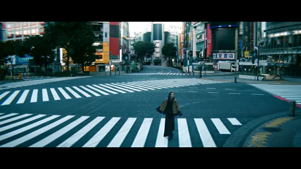 新垣結衣が渋谷駅前のスクランブル交差点を歩き回る