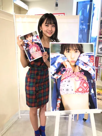 自分でも“鼻血ブー”!? スパガ・渡邉幸愛の水着で横たわったセクシーショット