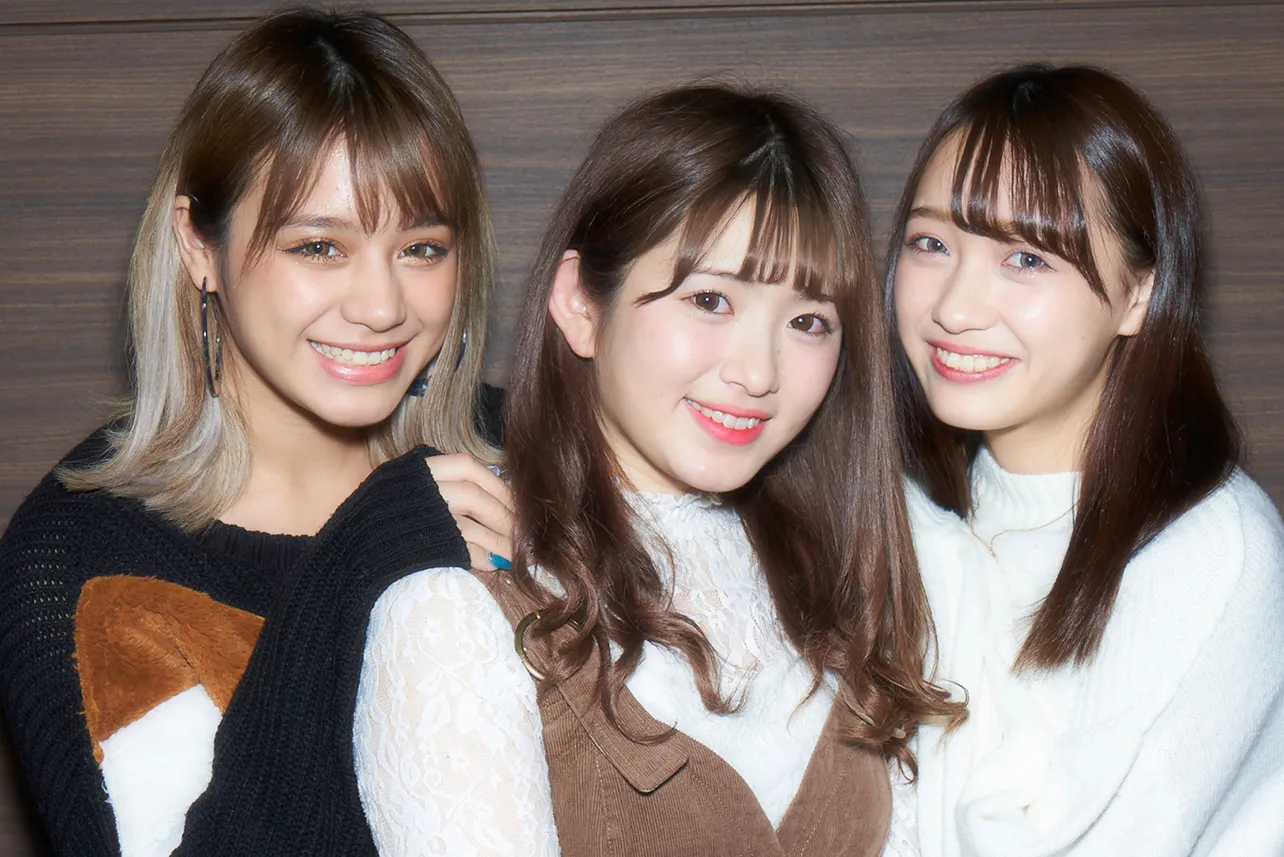 恋ステ女子(左から関口さくら、青木菜花、白川怜奈)