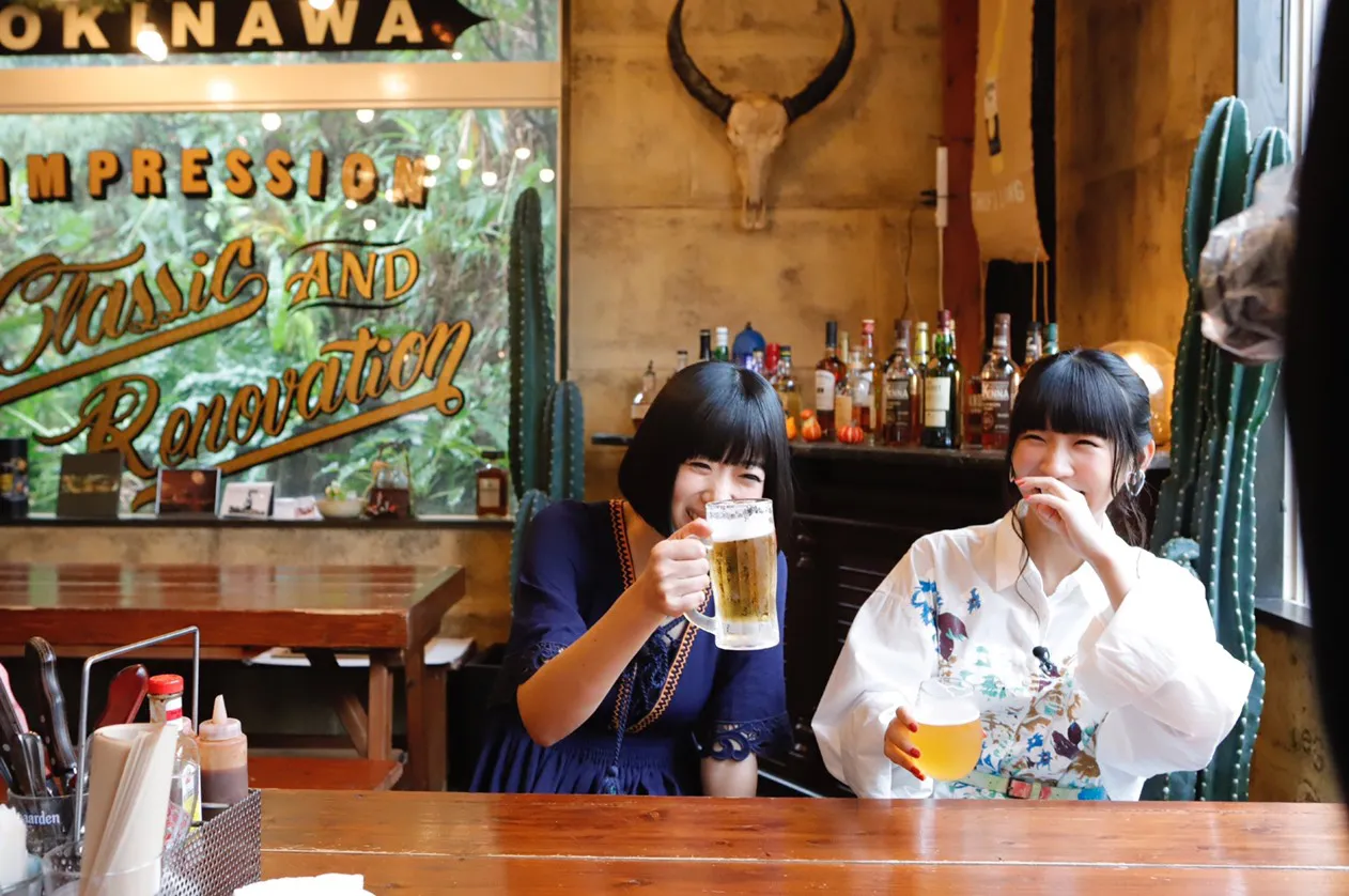 2人は沖縄の食とお酒を満喫し、10年来の付き合い、そして呑みの席ならではのエピソードも聞かせる