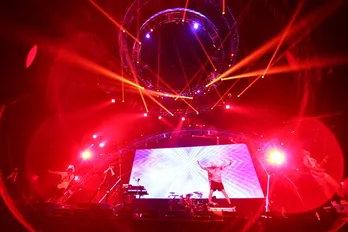 ラスベガス「お前らの本気見せてくれるか？」“全力パフォーマンス”で踊り狂う夜＜バズリズムLIVE＞