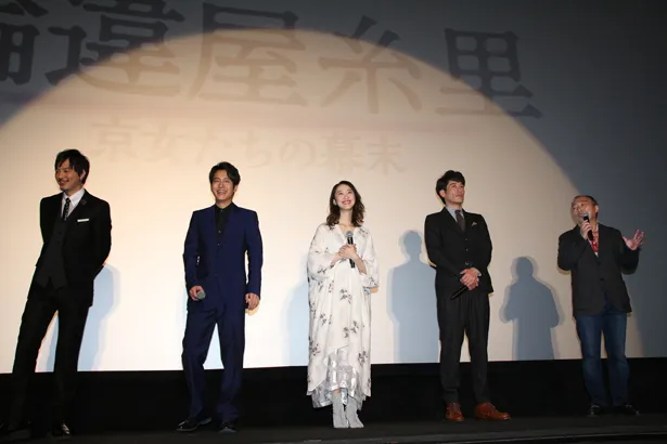 加島幹也監督(写真左端)は2週間で撮影したことを明かし、キャスト、スタッフに感謝した