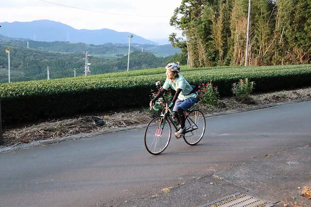 気持ち良さそうに自転車を走らせる平川彩佳