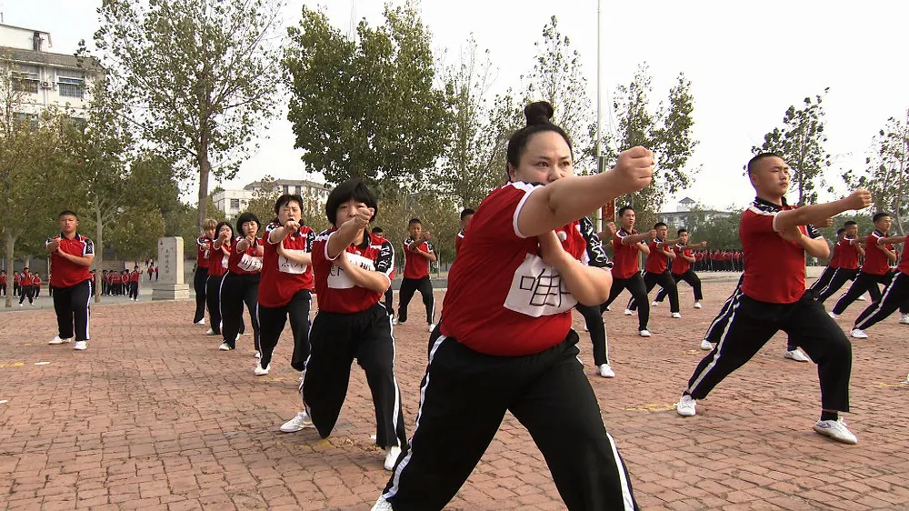 演舞「万人武術体操」を学ぶ女性芸人軍団
