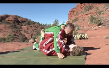 デヴィ夫人＆出川哲朗、アメリカで爆笑ヨガ！“女芸人”軍団は圧巻演舞