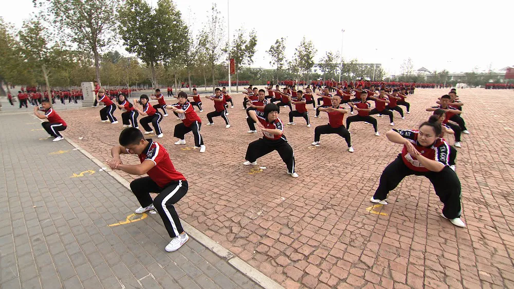 演舞「万人武術体操」を学ぶ女性芸人軍団