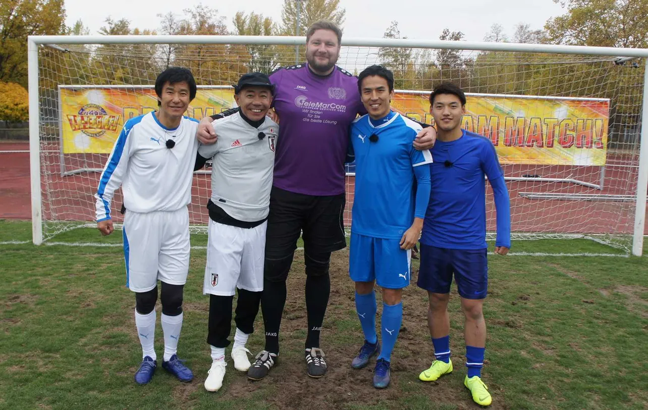 サッカー対決で登場する中山雅史(左端)ら