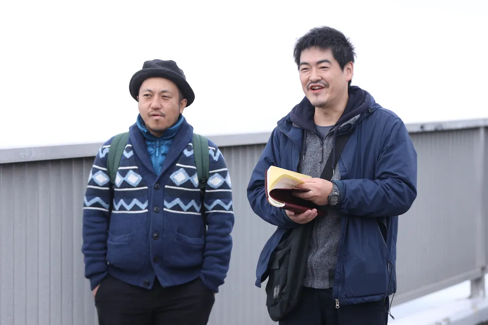 同作の監督を務める白石和彌監督と沖田修一監督(左から)