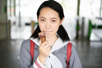 タレント岡本桃花、ちょっぴり大人っぽい表情も