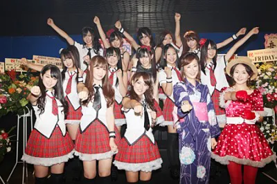 公演前に会見に臨む「AKB48 team Ogi」とスペシャルゲストの城之内早苗（前列右から2番目）と生稲晃子（前列右）