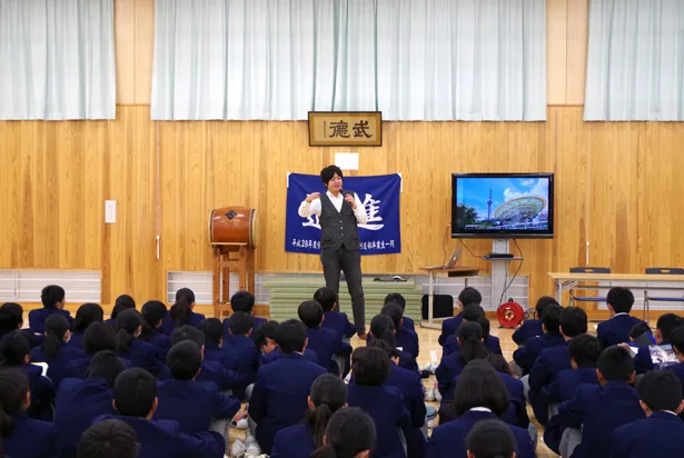 映画「アイドル」竹中優介監督の栃木・宇都宮市立旭中学校で公演を行った