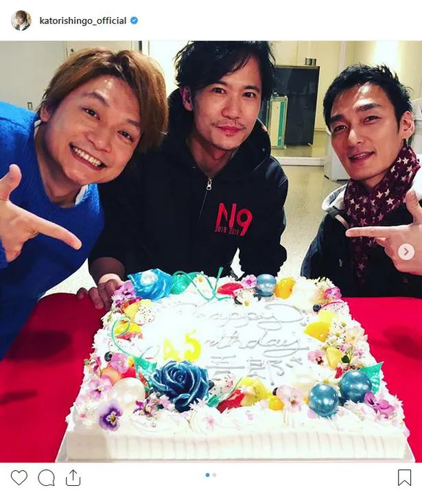 【写真を見る】香取慎吾、草なぎ剛から誕生日の祝福を受けた稲垣吾郎