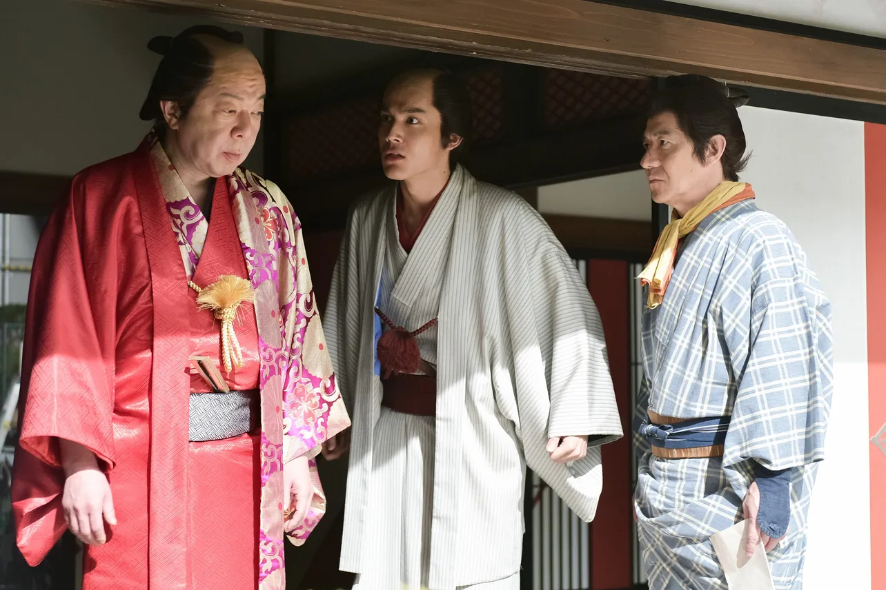 【写真を見る】古田新太、中川大志、内村光良は3人で軽快な掛け合いを見せる