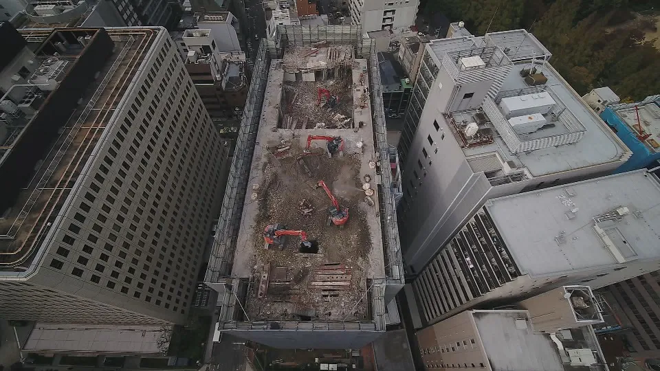 【写真を見る】巨大なビルの解体工事、その裏側とは…？