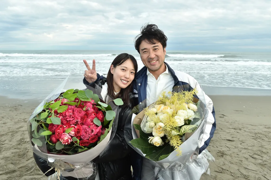 オールアップを迎え、花束を受け取った戸田恵梨香(左)とムロツヨシ(右)