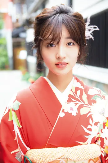 艶やかな着物姿を披露!岡崎紗絵「いつか晴れ着で初詣もしてみたい」