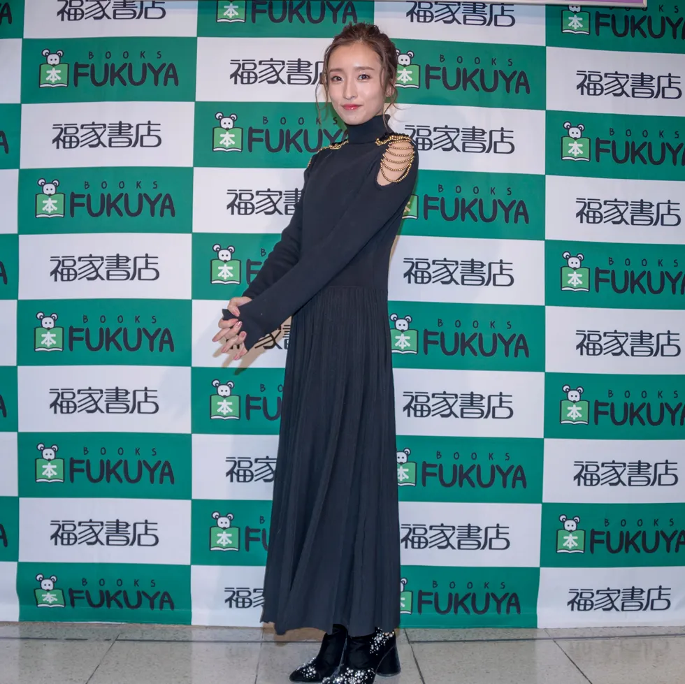 写真集発売イベントに登壇した梅田彩佳