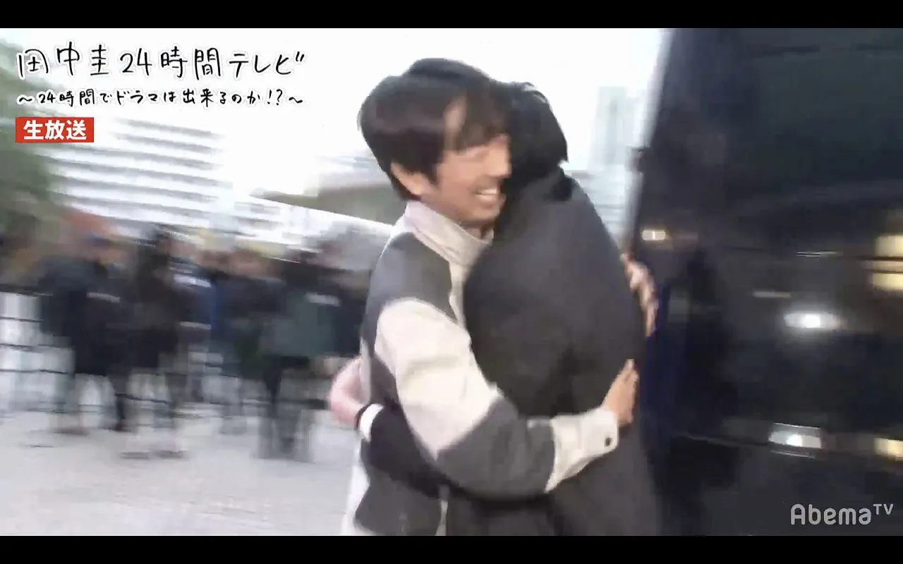 【写真を見る】田中圭＆眞島秀和の熱い抱擁シーン！