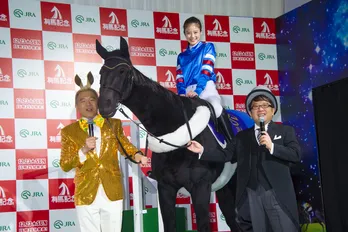 今田美桜、ポニテ&“勝負服”で騎乗体験! 幼少期ショットにはキャイ~ンも興奮「かわいすぎ!!」