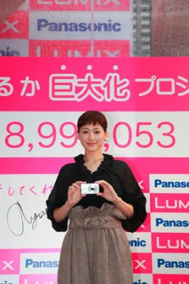 新宿に10mの“巨大綾瀬はるか”出現!!