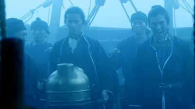 龍馬（福山雅治）は船で亀山社中のメンバーと戦場へ向かう