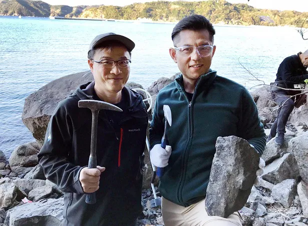 【写真を見る】的場浩司は、和歌山で専門家の鑑定が必要な珍しい化石を掘り当てる！