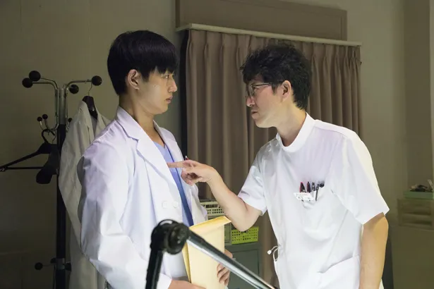 工藤阿須加演じる外科医・青木が、宮川一朗太演じる外科医長の野本に詰め寄られるシーン