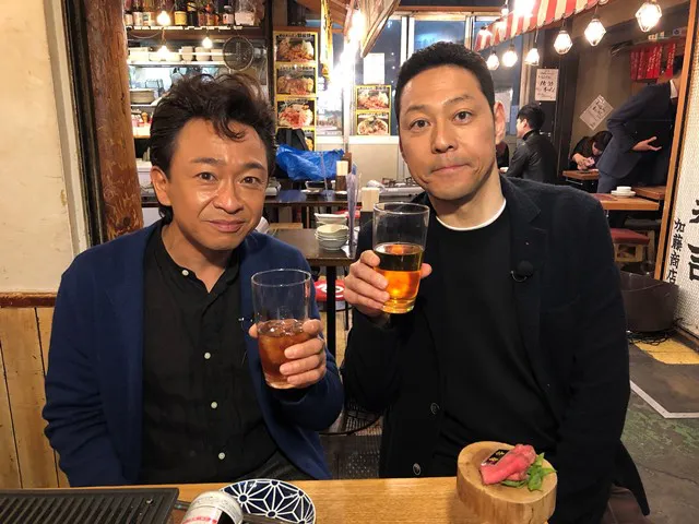 TOKIO・城島茂(左)が「1周回って知らない話　2時間SP」(日本テレビ系)に初出演。MC・東野幸治とお酒を交わしならぶっちゃけトーク