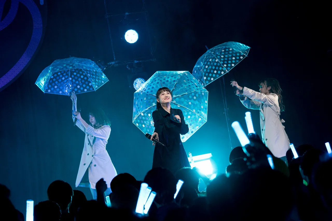 傘を使ったパフォーマンスはインテリジェンス・イサキこと櫻井紗季(中央)がセンター