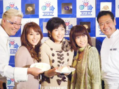 （写真左から）辻口シェフ、渡辺美奈代、菊池桃子、松本伊代、鎧塚シェフ