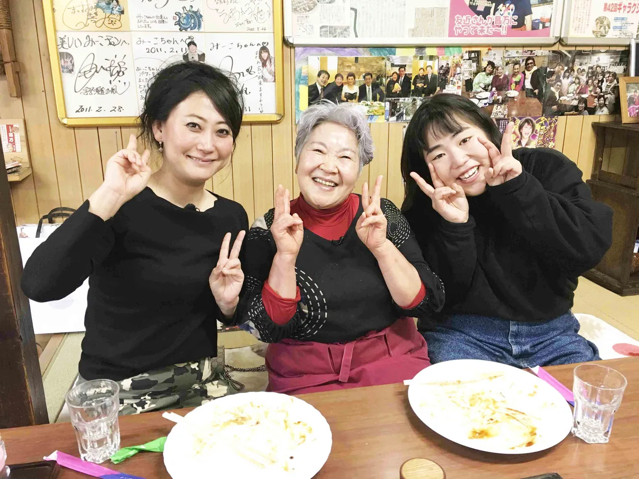 友近の地元にあるお好み焼き屋の名物女将・みーこちゃんの元へ。友近は若き日のみーこちゃんがゆりやんが似ていたと大笑いする