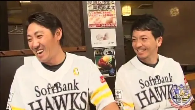 福岡ソフトバンクホークスを2年連続の日本一に導いた内川聖一選手と松田宣浩選手が博多の巨大メニューに挑戦