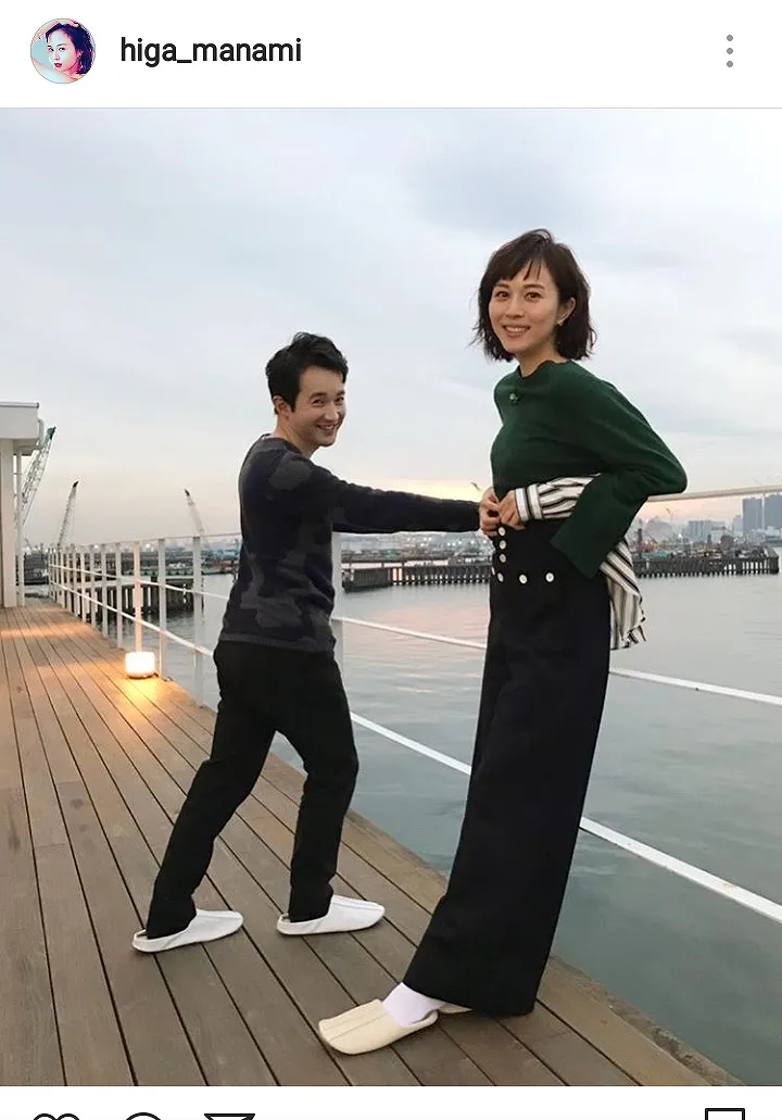 【写真を見る】どう見ても長年連れ添った夫婦でしょ！　比嘉愛未と浅利陽介の2SHOT