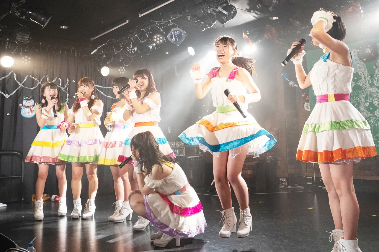 マイナビBLITZ赤坂の単独公演がサプライズ発表され、崩れ落ちた吉川らメンバーは歓喜