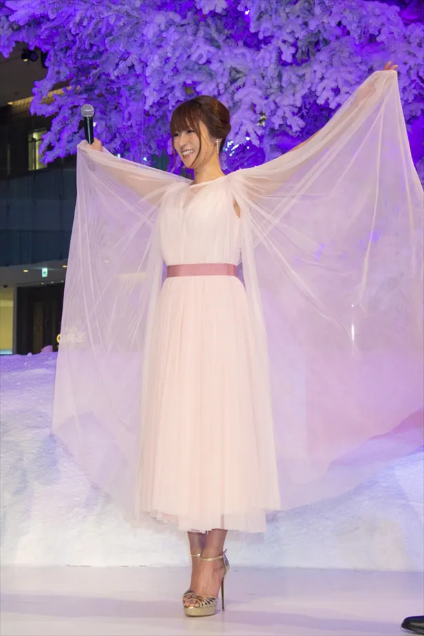 素敵なドレスを披露した深田恭子