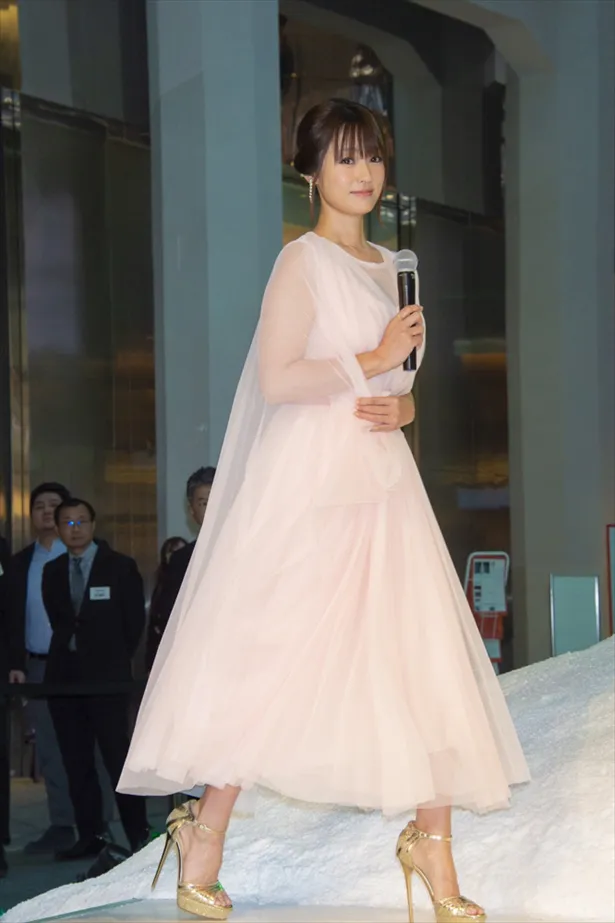 美しいピンクのドレスで登場した深田恭子。可愛い！