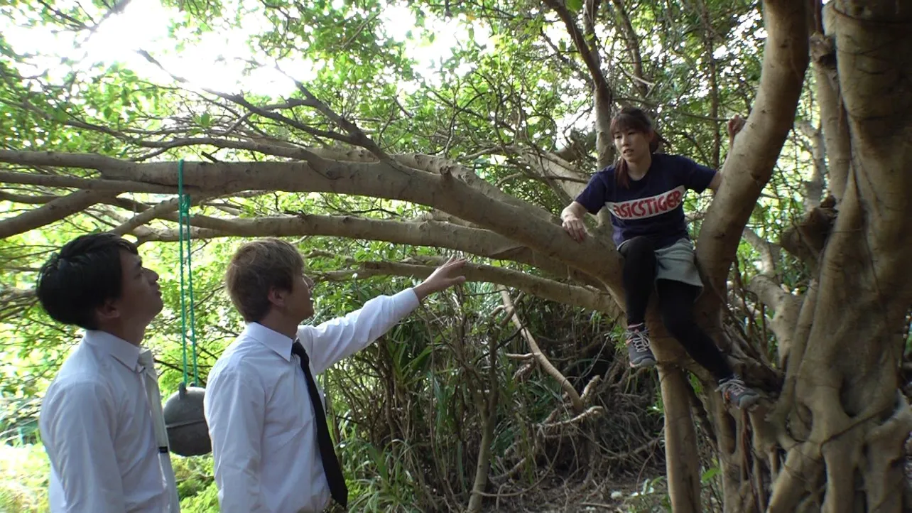 【写真を見る】吉田沙保里選手が突如木登りを始める…ワイルド！