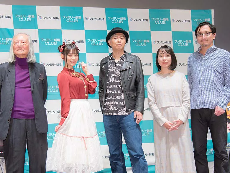 【写真を見る】上坂も出演者の大槻ケンヂらと共に完成披露上映会に登壇