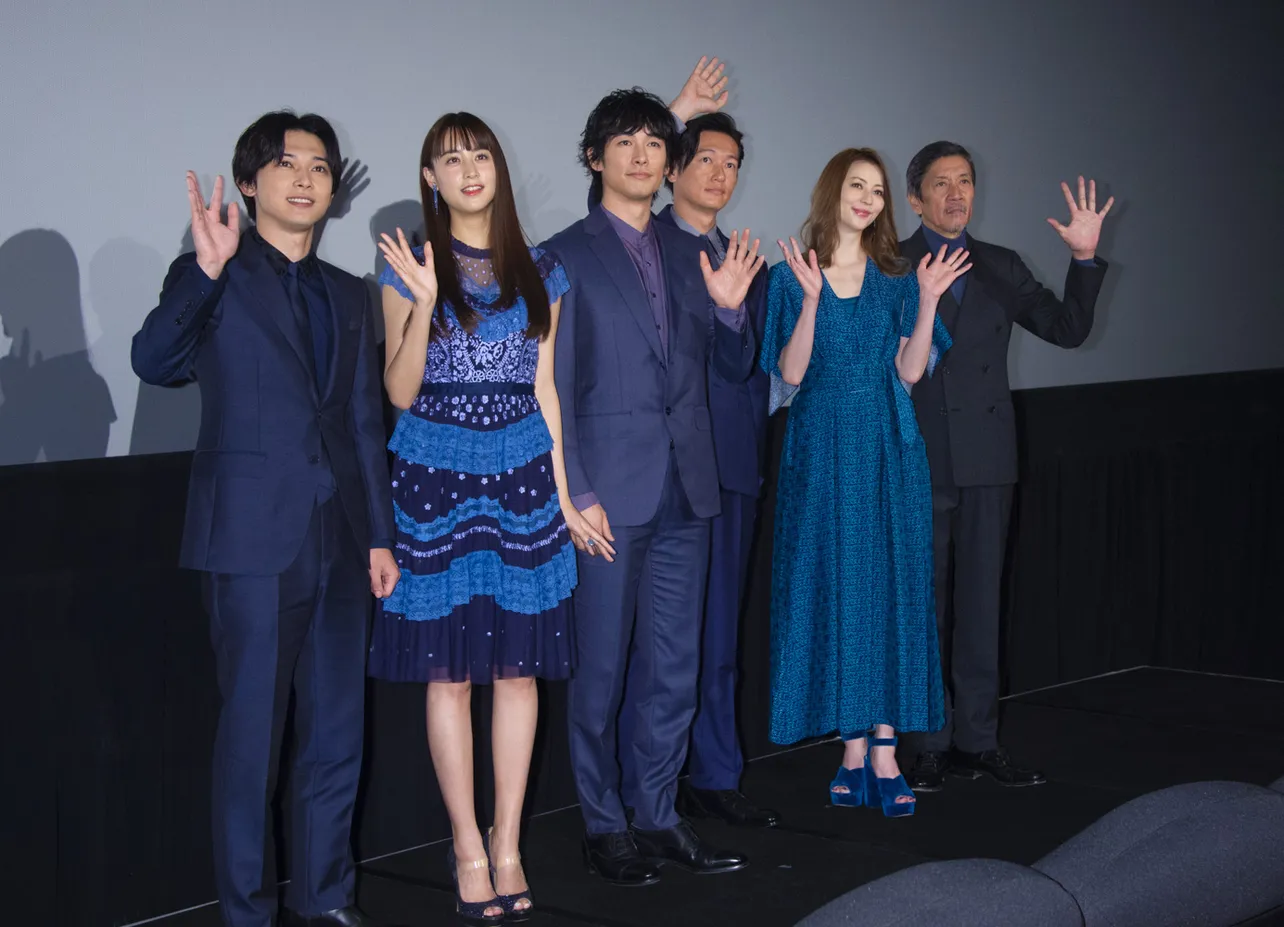 完成披露試写会に登場した吉沢亮、山本美月、ディーン・フジオカ、井浦新、香里奈、奥田瑛二(左から)