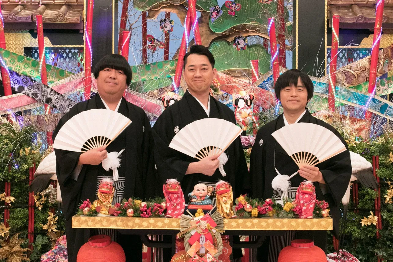 MCを務める(写真左から)日村勇紀、設楽統、バカリズム