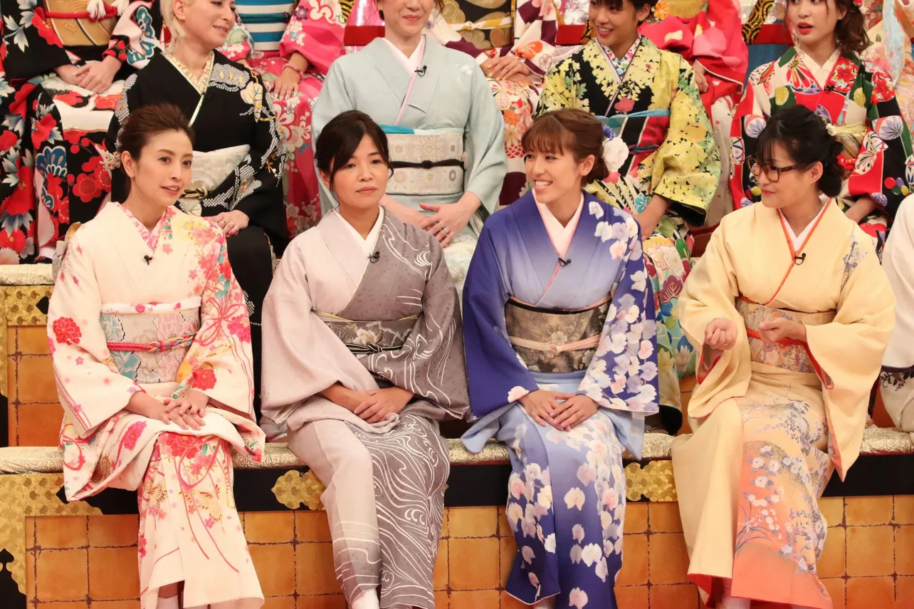 前列に座る(写真左から)片瀬那奈、大久保佳代子、若槻千夏、ギャル曽根